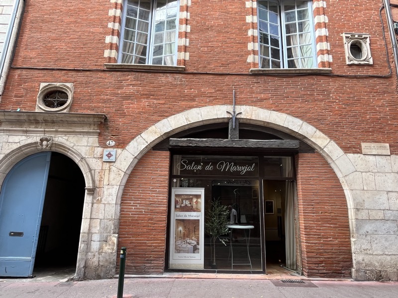 La façade et l'enseigne, rue Pharaon