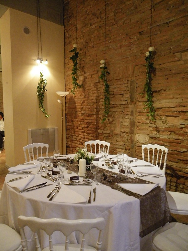Table de mariage et guirlandes de lierre