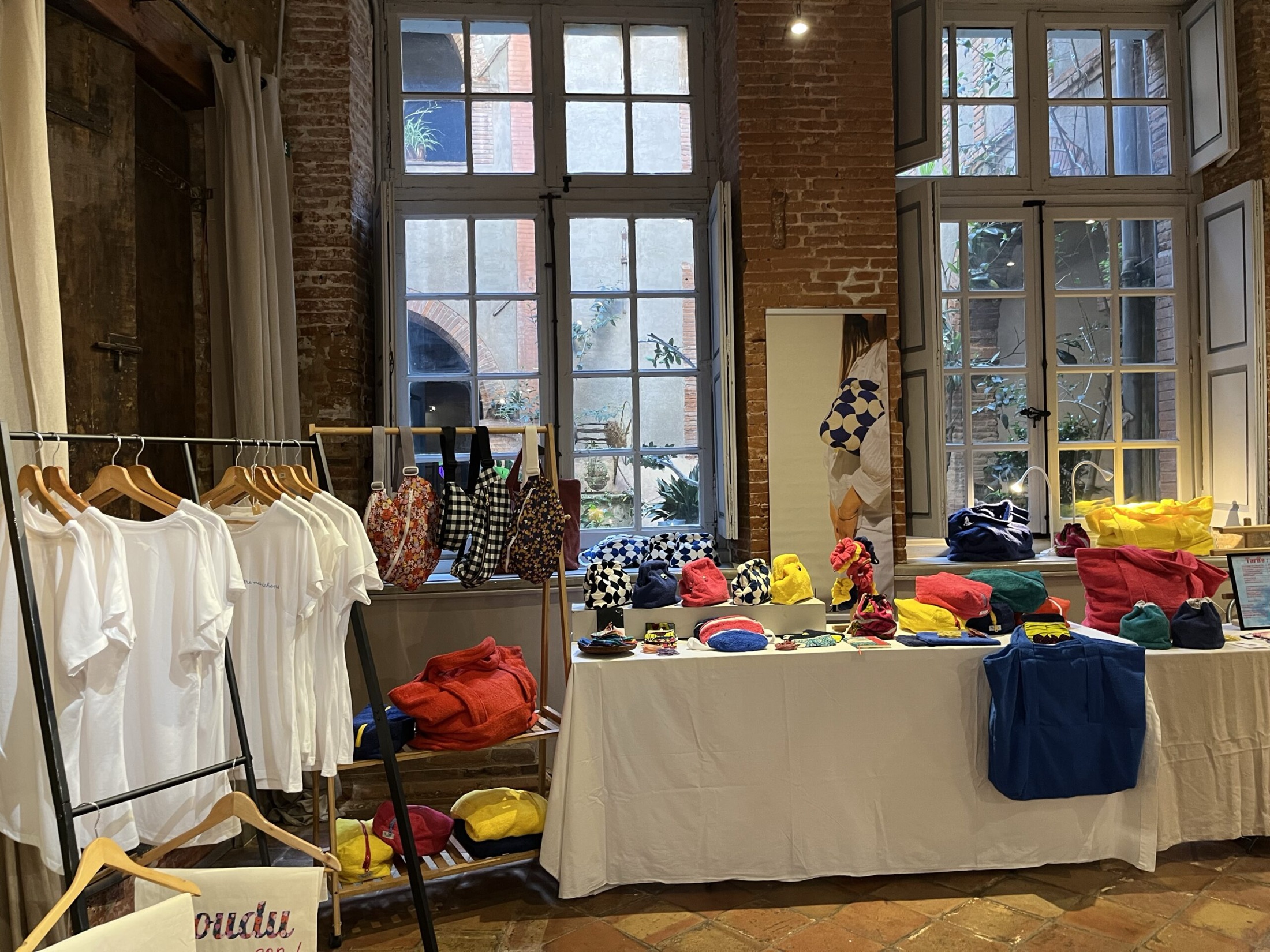 Boutique éphémère installée dans la salle