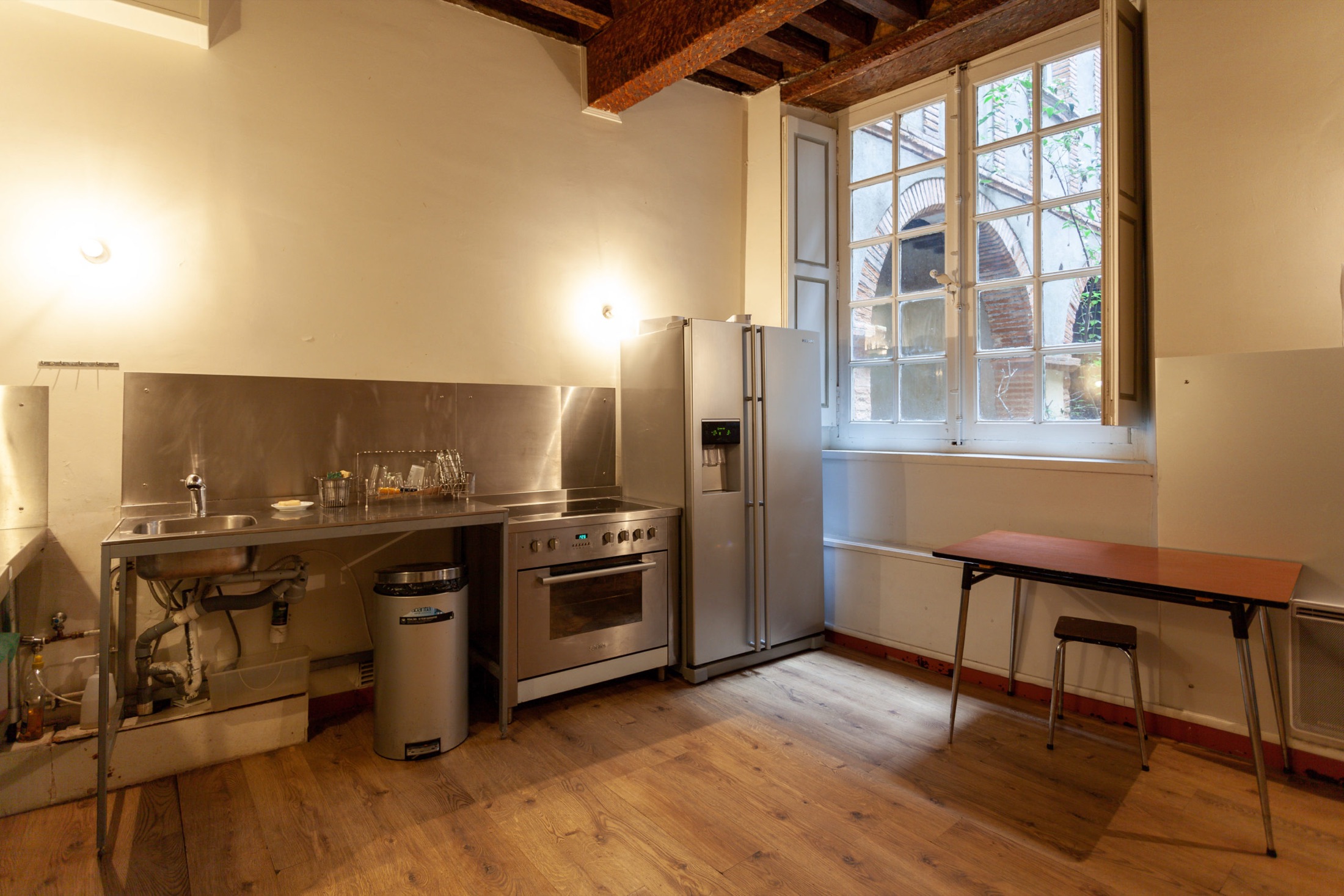 La cuisine équipée, derrière la cour