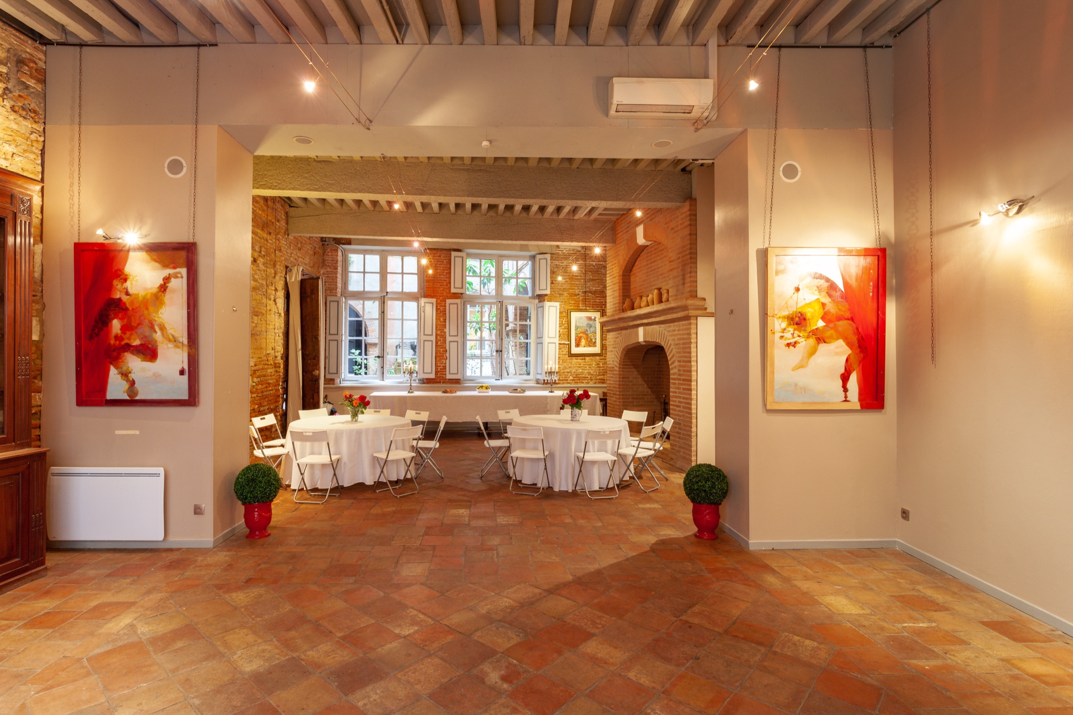 La grande salle du Salon de Marvejol dressée pour une réception